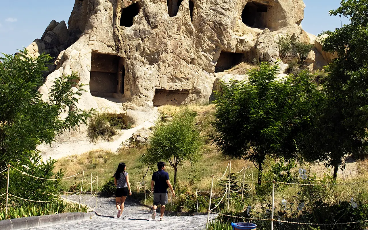 Red Tour with Lunch & Museum Tickets Small Group - Image 2