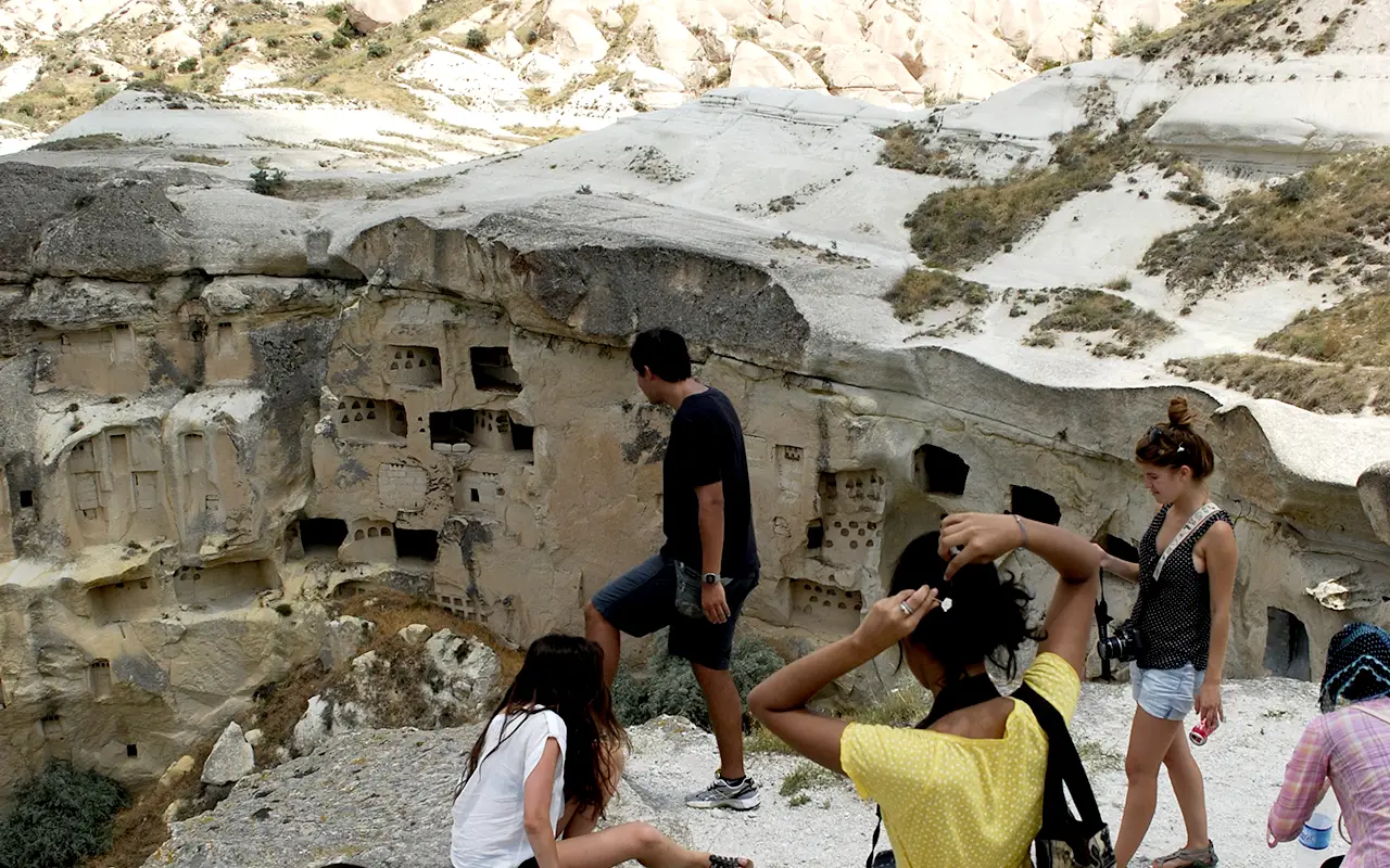 Red Tour with Lunch & Museum Tickets Small Group - Image 4