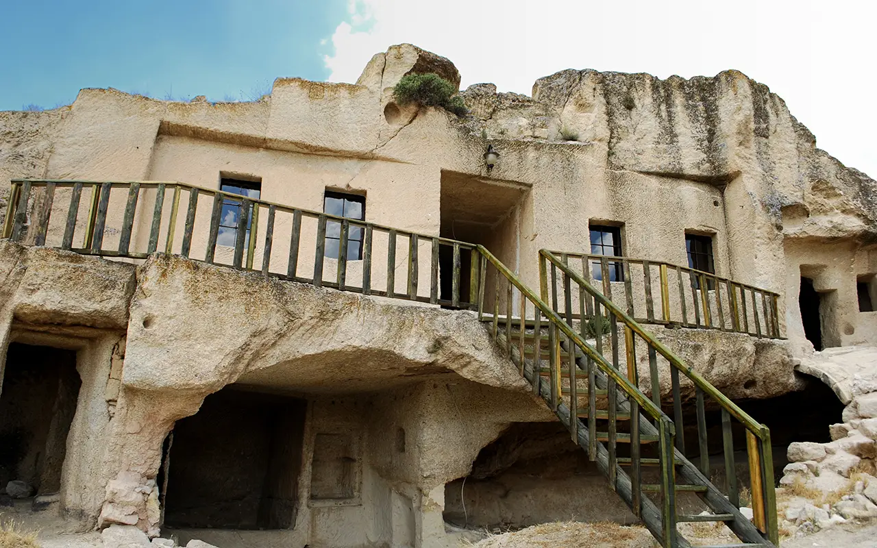 Red Tour with Lunch & Museum Tickets Small Group - Image 5